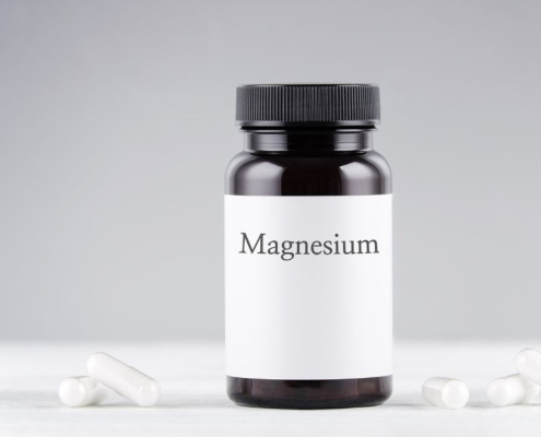 En flaske CBD olie og en pot med magnesium tabletter