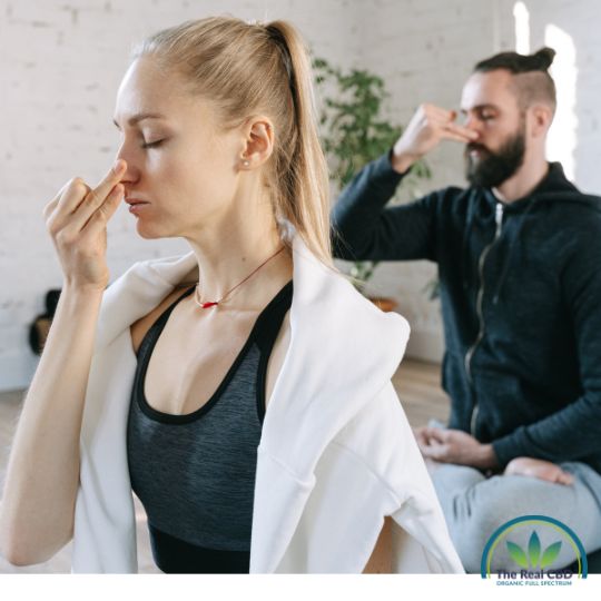 Mand og kvinder laver breathwork