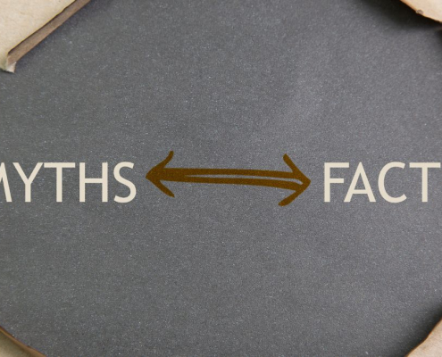 Revet papir viser ordne: MYTHS og FACTS