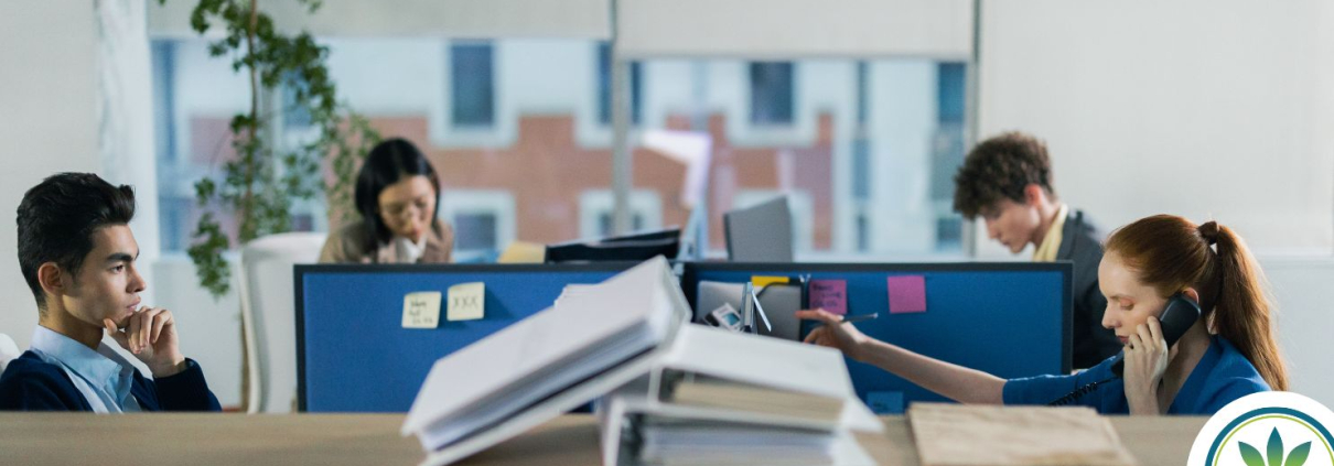 Billede af an masse kontoransatte som arbejder i cubicles