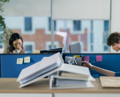 Billede af an masse kontoransatte som arbejder i cubicles
