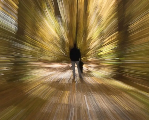 Tunnelvision med mand og hund i centrum