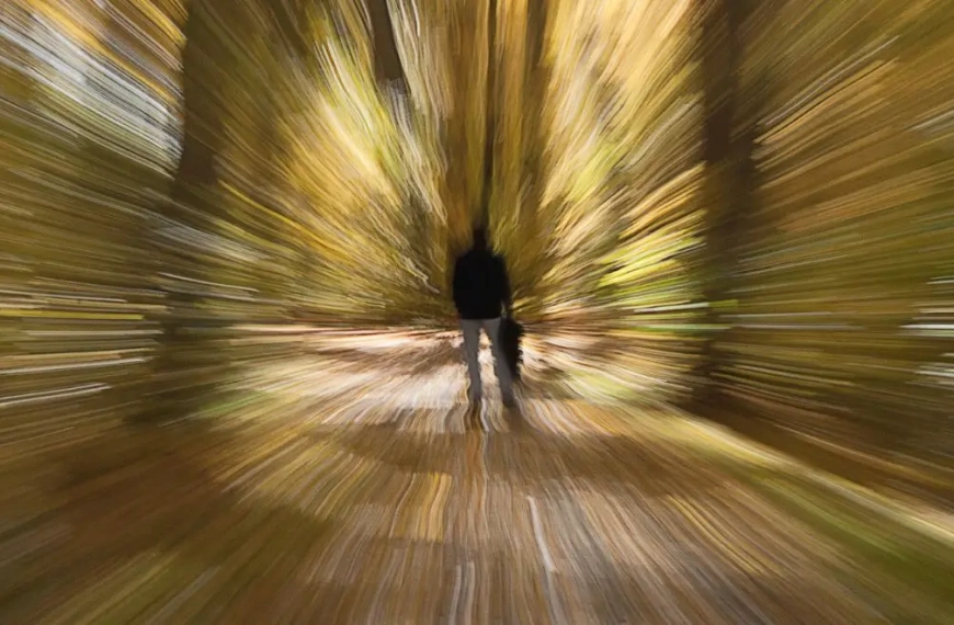 Tunnelvision med mand og hund i centrum