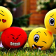Emoji bolde paa en gron graesplaene
