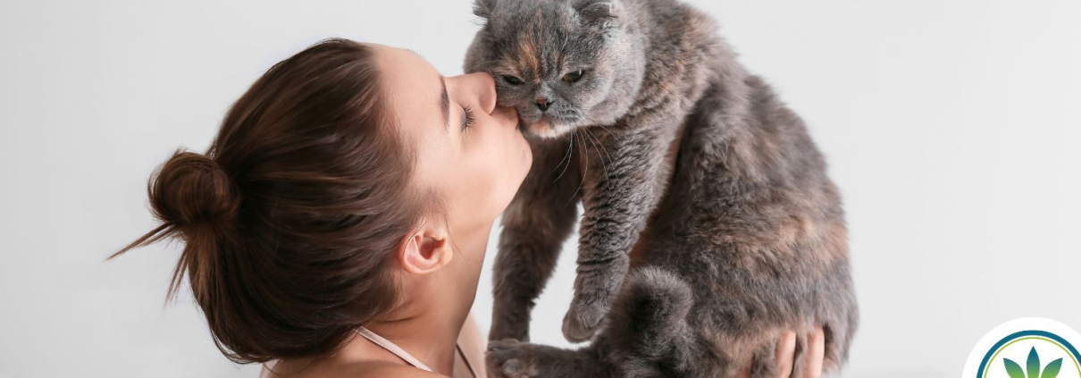 Dame kysser sin kat