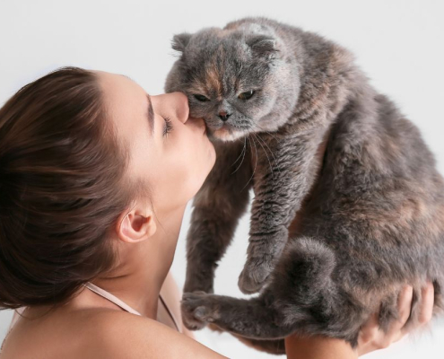 Dame kysser sin kat