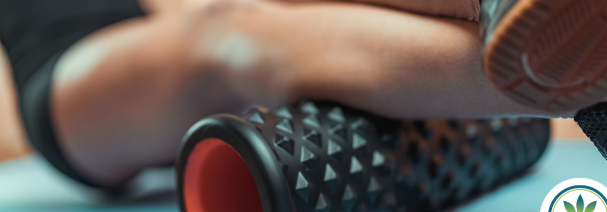 En mand foamroller sin laeg