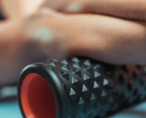 En mand foamroller sin laeg