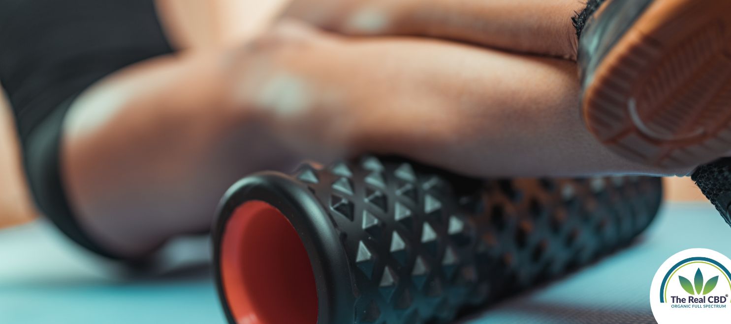 En mand foamroller sin laeg