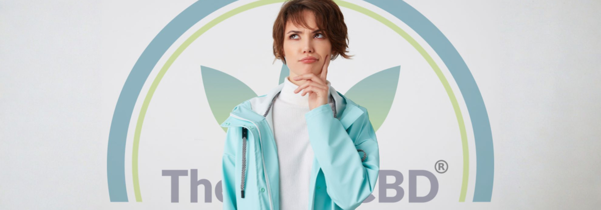 Kvinde, der tænker intenst med The Real CBD-logoet i baggrunden.