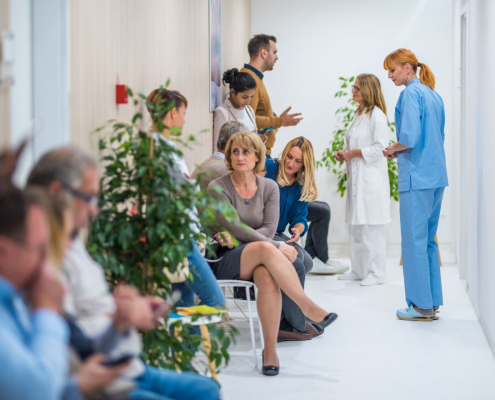 Fyldt vente værelse på et hospital