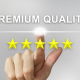 En hånd pejer på 5 stjerne review