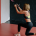 Kvinder starter et nyt træningsprogram i en gym med en TRX