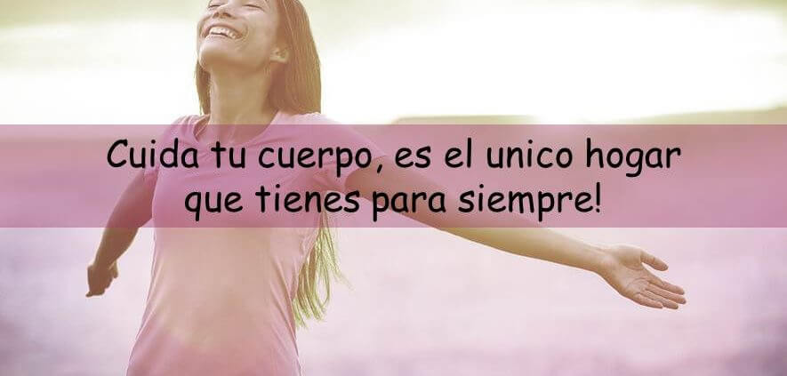 Mujer feliz abriendo los brazos