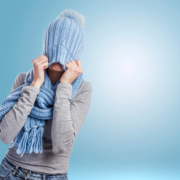the-real-cbd-blog-invierno-depresión Mujer tirando de un gorro azul de punto sobre su cabeza