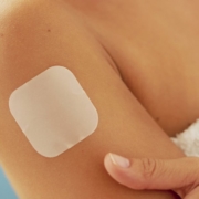 the-real-cbd-blog-CBD-pain-patch Parche analgésico de CBD en la parte superior del brazo de una mujer