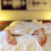 Pies dormidos al final de una cama