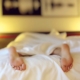 Pies dormidos al final de una cama