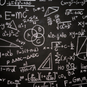 the-real-cbd-blog-potencia-de-cbd Pizarra llena de ecuaciones y álgebra