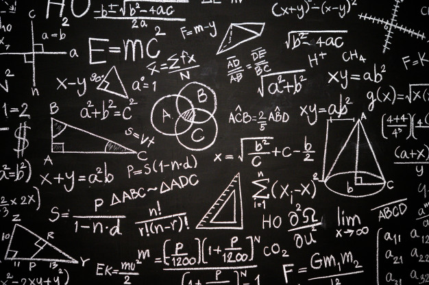 Pizarra llena de ecuaciones y álgebra