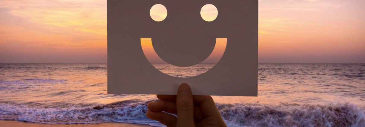 Cara sonriente en una puesta de sol