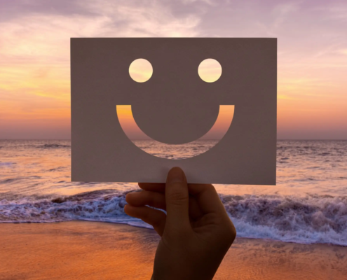 Cara sonriente en una puesta de sol