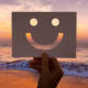 Cara sonriente en una puesta de sol
