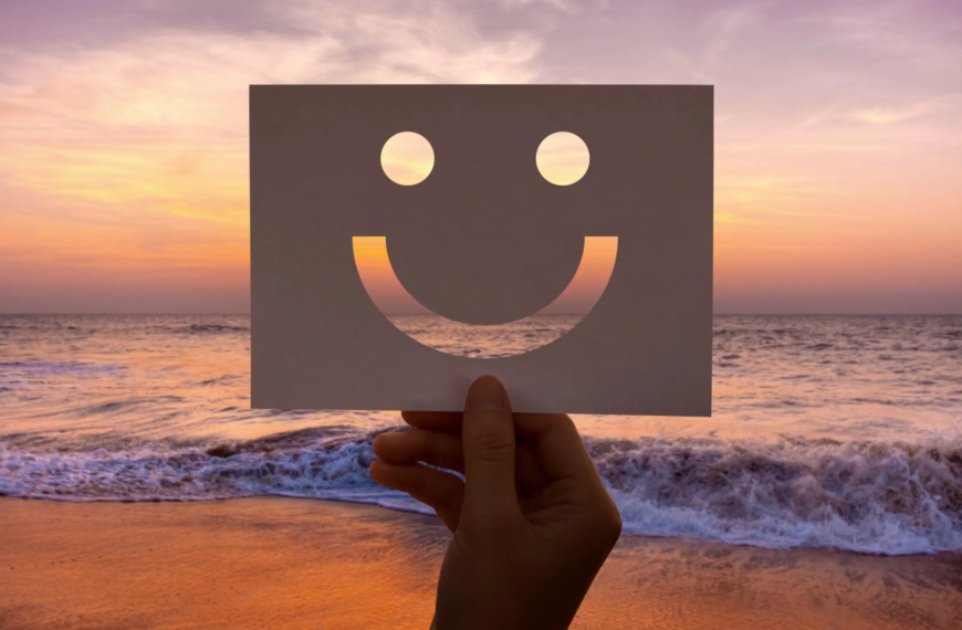 Cara sonriente en una puesta de sol