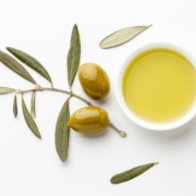 Bol de aceite de oliva y aceitunas aparte