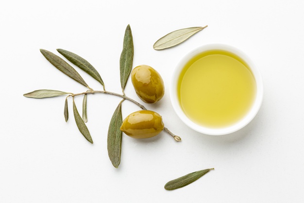 Bol de aceite de oliva y aceitunas aparte