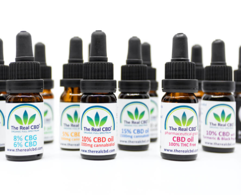Primer plano de varios frascos de CBD - The Real CBD marca
