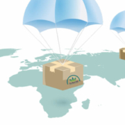 Cajas con paracaídas volando sobre el globo