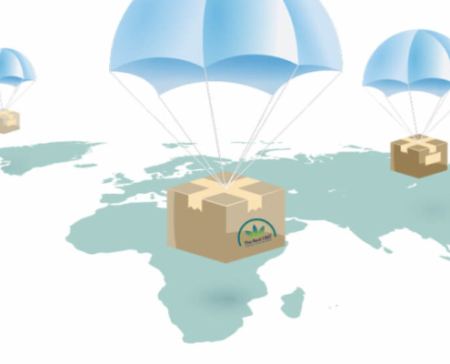 Cajas con paracaídas volando sobre el globo