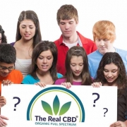 ¿El CBD es seguro para los adolescentes_ Niños mirando el logotipo de The Real CBD