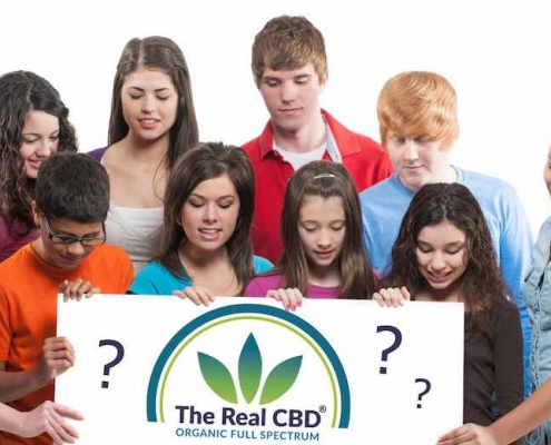Niños mirando el logotipo de The Real CBD