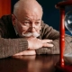 Anciano observando un reloj de arena