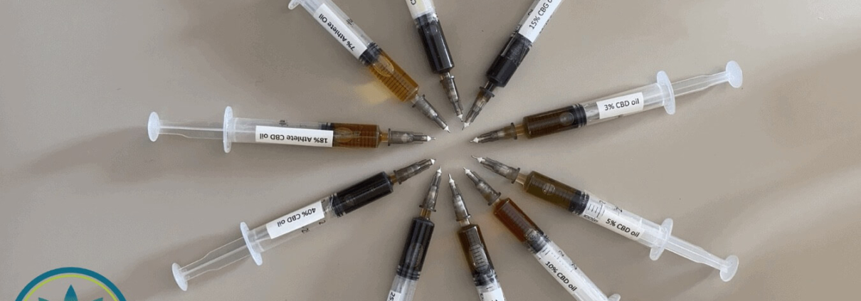 10 jeringuillas con diferentes aceites de CBD dispuestas en círculo