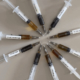 10 jeringuillas con diferentes aceites de CBD dispuestas en círculo