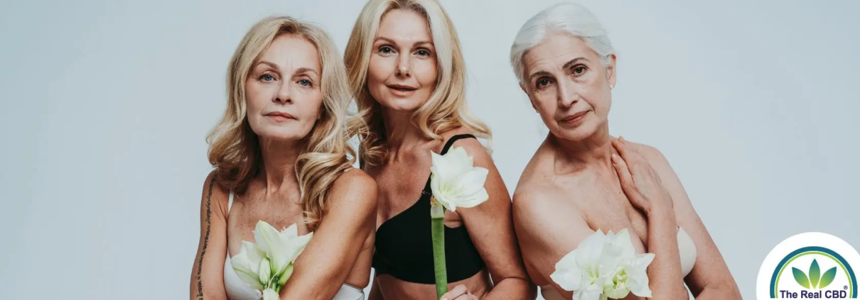 3 mujeres de mediana edad sosteniendo flores blancas