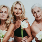 The-Real-CBD-Blog-Kan-CBD-hjælpe-overgangsalderen 3 mujeres de mediana edad sosteniendo flores blancas