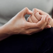 Manos de mujer nerviosa