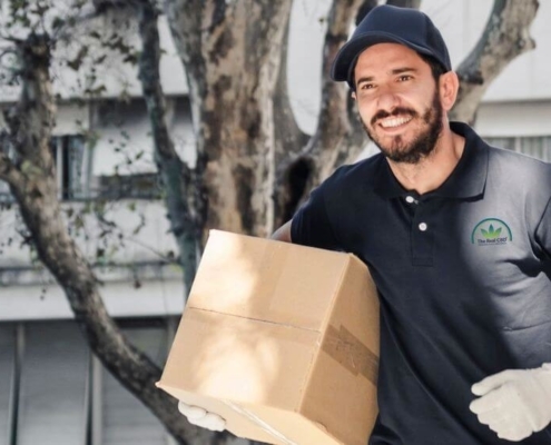 Repartidor con un paquete de The Real CBD
