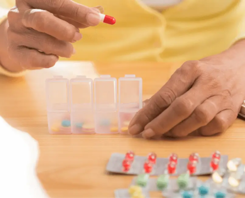 Persona que divide las pastillas en pastilleros semanales