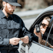 The-Real-CBD-Blog-CBD-y-conducir Agente de policía realizando una prueba de alcoholemia