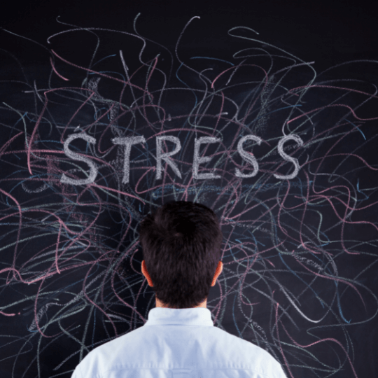 Hombre delante de la pizarra con STRESS