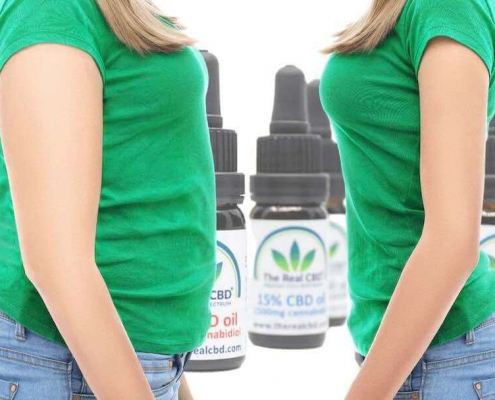 Mujeres delgadas y regordetas con camiseta verde