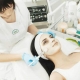 Esteticista tratando a una mujer con una mascarilla facial