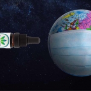 Botella horizontal de CBD volando hacia el globo terráqueo con una máscara puesta