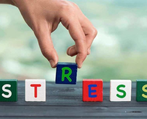 STRESS deletreado en bloques de madera de colores