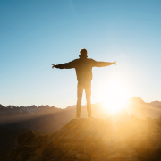 The-Real-CBD-Blog-cer-ejercicio-todos-los-dias Hombre en la cima de una montaña al amanecer
